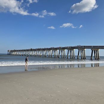 Jacksonville Beach - Some folks enjoying the pier - Beaches Near Me - Jacksonville Beach, Florida
