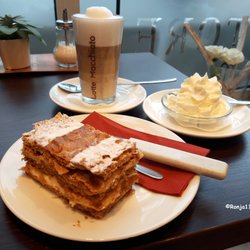Pâtisserie Elysée - "Millefeuille", karamelisierte Mandeln,  Blätterteig,  Vanillecreme /  caramelized almonds, puff pastry, vanilla cream