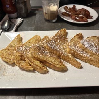 Corner Cafe - Cinnamon French toast & bacon - Breakfast & Brunch Near Me - Newport, Rhode Island