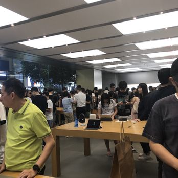 Apple Store - Busy with iPhone 11 sales - Computers Near Me - Hong Kong, HK