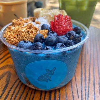 Hutch and Waldo - blue smoothie bowl - Salad Near Me - New York, New York