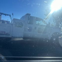 Mr. T's Towing - Here's the driver vehicle with license plate! Don't believe the 5 starts im sure it's friends and family lying on behalf of the business!!