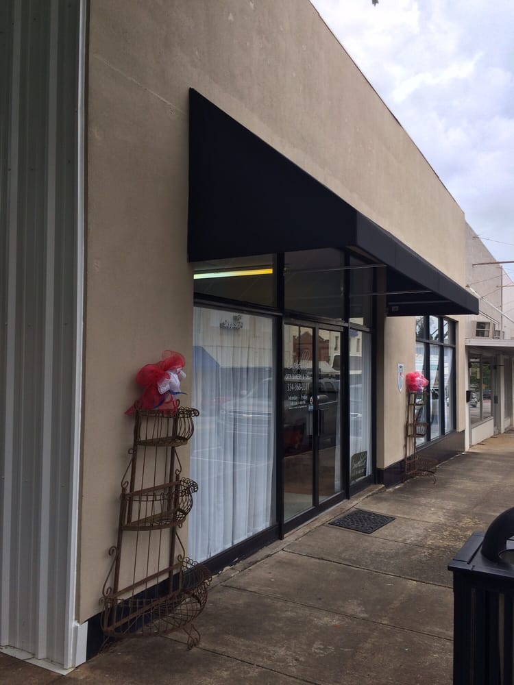 CAMELLIA CITY BAKERY Updated September 2024 121 W Commerce St