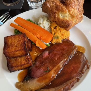The W B Yeats - Beef Sunday Roast - Gastropubs Near Me - London, XGL