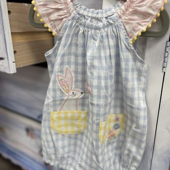 Les Amis Studio & Boutique - Women's Clothing Near Me - Pineville, Louisiana Les Amis Studio & Boutique - Women's Clothing Near Me - Pineville, Louisiana