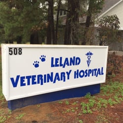 Leland Veterinary Hospital - Sign at road front.