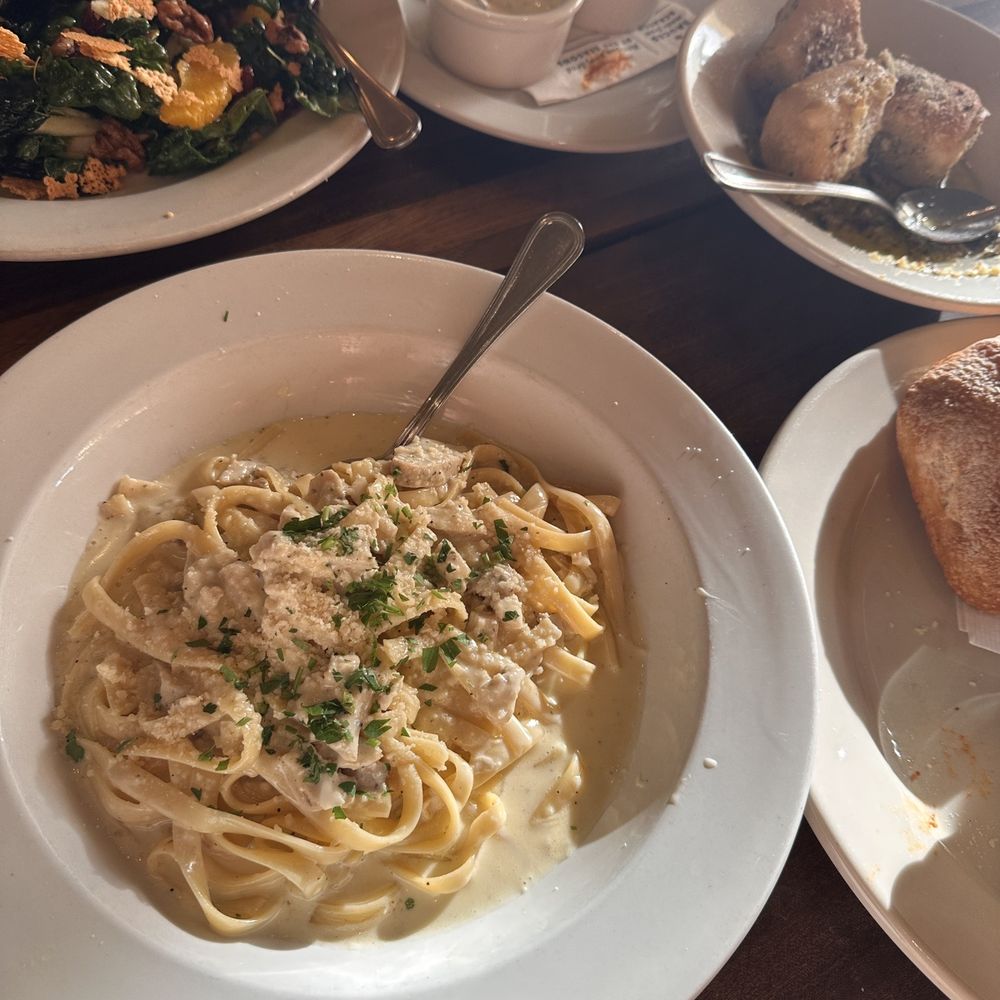 Tomatina - Chicken Fettuccine Alfredo, Tomatina's Signature Garlic Rolls, Tuscan salad. - Italian Near Me - Alameda, California Tomatina - Chicken Fettuccine Alfredo, Tomatina's Signature Garlic Rolls, Tuscan salad. - Italian Near Me - Alameda, California