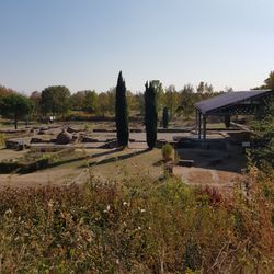 Villa Rustica - Küche mit Backofen li. und Haupthaus re.