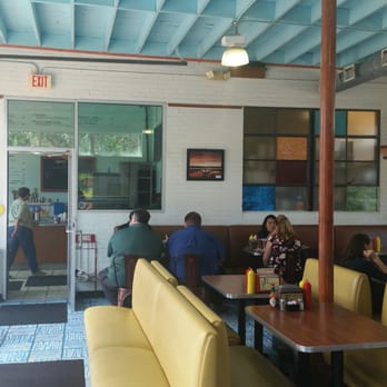 Phil's Icehouse - Ambience - Burgers Near Me - Austin, Texas