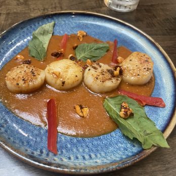 Sullivans Metropolitan Grill - THAI COCONUT SCALLOPS - coconut curry sauce, julienned red bell peppers, fresh basil, candied cashews - New American Near Me - Anderson, South Carolina