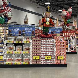 Fry's - Such organization and extremely clean and well stocked