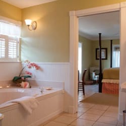 Windemere Inn by the Sea - North Beach Bathroom.