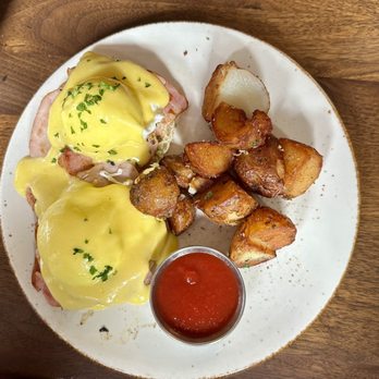 The Raymond 1886 - Eggs Benedict - New American Near Me - Pasadena, California The Raymond 1886 - Eggs Benedict - New American Near Me - Pasadena, California