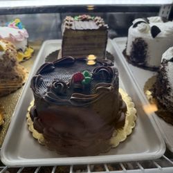Salomon's Bakery - Cakes look and taste amazing