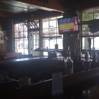 Horseshoe Restaurant - a view of the bar from the dining area - Pubs Near Me - Southport, Connecticut Horseshoe Restaurant - a view of the bar from the dining area - Pubs Near Me - Southport, Connecticut