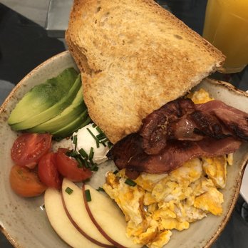 Mimi's  Creperia - A regular egg order but I ordered avocado with it. It came with toast, ham/bacon, apples, tomatoes, & sour cream of some sort. - Creperies Near Me - Madrid, M