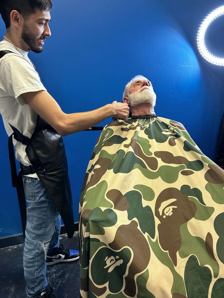 Flackos Barbershop Logo