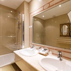 Best Western Hotel le Grand Monarque - Guest Room Bath Standard