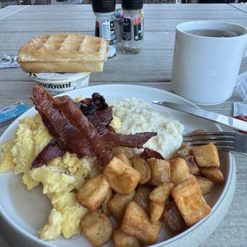 24 Coastal Grill - Breakfast buffet - (liquid) eggs, crispy seasoned potatoes. buttery cheesy grits, crispy seasoned bacon - Bars Near Me - Jekyll Island, Georgia