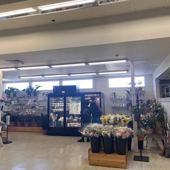 Foodland - flower section - Grocery Near Me - Pukalani, Hawaii