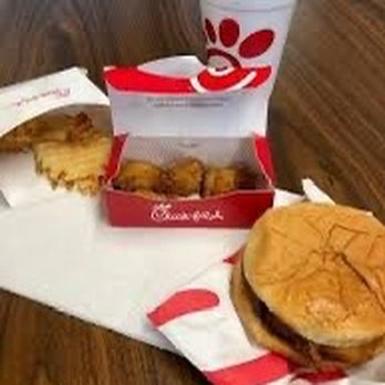 Chick-fil-A - small fry, nuggets and original Chick-fil-A chicken sandwich - Fast Food Near Me - Oviedo, Florida