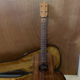 Bottom part of ukulele glued back due to slight split from humidity