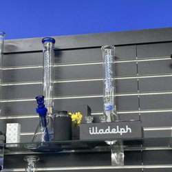 Evolve Smoke Shop II - Illadelph water pipe