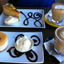 Lemon cheesecake & Almond-cointreau-orange cake + lattes Lemon cheesecake & Almond-cointreau-orange cake + lattes