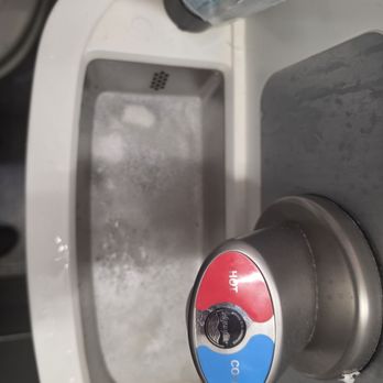 Delta Air Lines - The cl9gged sink with dirty water - Airlines Near Me - Los Angeles, California