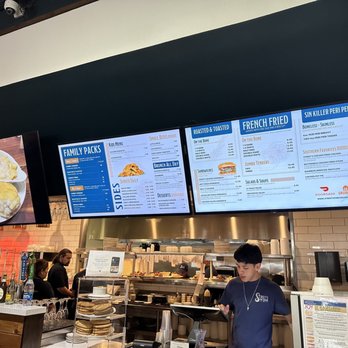 Street's Fine Chicken - Walk up to the counter to order - Chicken Shop Near Me - Dallas, Texas Street's Fine Chicken - Walk up to the counter to order - Chicken Shop Near Me - Dallas, Texas