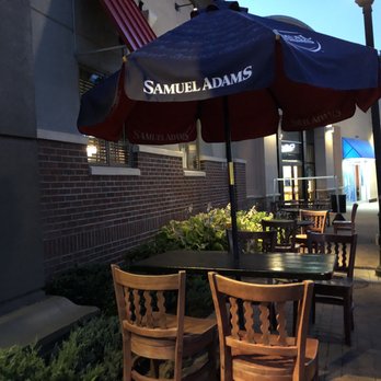 Houlihan's - Outdoor dining - Bars Near Me - Paramus, New Jersey