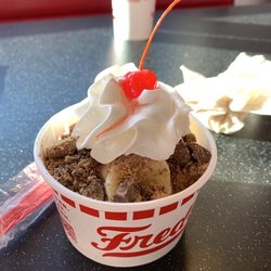 Freddy's Frozen Custard & Steakburgers - Peanut butter cup and banana sundae