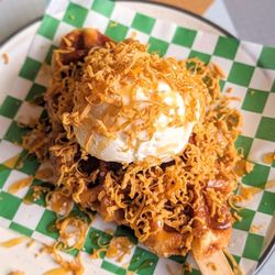 Miss Oz Ice Cream & Dessert - Croffle Pop with Ice Cream and Brown Cheese | Instagram: @telephonesmoothie