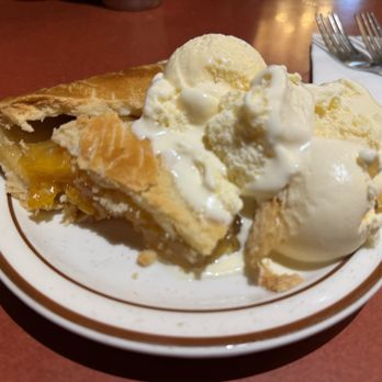 Bob’s Big Boy - Peach pie a la mode - American Near Me - Burbank, California Bob’s Big Boy - Peach pie a la mode - American Near Me - Burbank, California