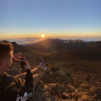 Haleakalā Visitor Center - Make sure you leave early enough so that you're parked at the summit or visitor center at least 30-45 minutes before sunrise. - Visitor Centers Near Me - Kula, Hawaii Haleakalā Visitor Center - Make sure you leave early enough so that you're parked at the summit or visitor center at least 30-45 minutes before sunrise. - Visitor Centers Near Me - Kula, Hawaii