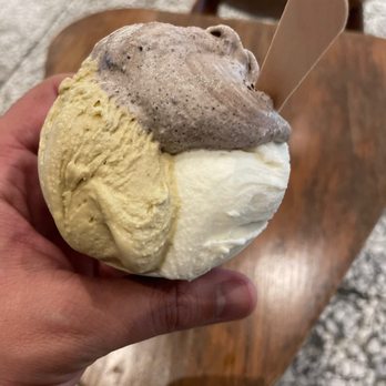 Bacio di Latte - Regular size (up to 3 flavors): pistachio, cookies and cream, and sweet cream. - Ice Cream & Frozen Yogurt Near Me - Los Angeles, California