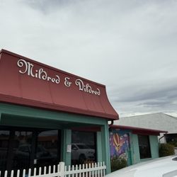 Mildred & Dildred - Outside