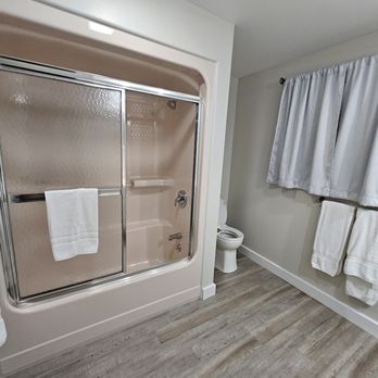 Single Island Shores - The main bathroom. - Vacation Rentals Near Me - Hector, New York Single Island Shores - The main bathroom. - Vacation Rentals Near Me - Hector, New York