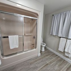 Single Island Shores - The main bathroom.