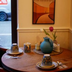 Hotel Guldsmeden - Coffee and cozy table for breakfast