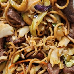 Beef yaki noodle (takeout close up) Beef yaki noodle (takeout close up)