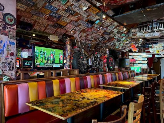 Barney's Beanery by null