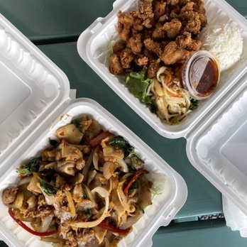 Thai Mee Up - Drunken Noodles with Chicken (left) and Lemongrass Fried Chicken (right) - Food Trucks Near Me - Kahului, Hawaii