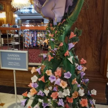 The Marshall Field's Walnut Room - Walnut room statue for drag brunch - American Near Me - Chicago, Illinois