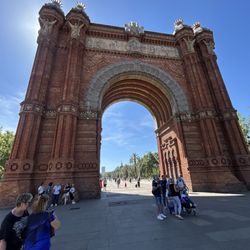 Nino Travels - Arc de Triomf