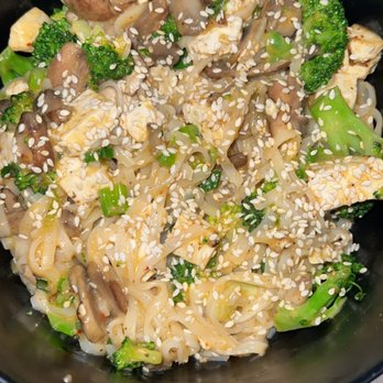honeygrow - Rice noodles, coconut curry sauce, mushrooms, broccoli, tofu, and onion - Salad Near Me - Pittsburgh, Pennsylvania honeygrow - Rice noodles, coconut curry sauce, mushrooms, broccoli, tofu, and onion - Salad Near Me - Pittsburgh, Pennsylvania