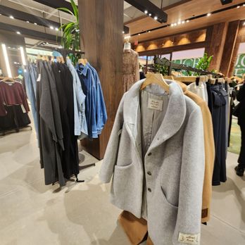 Aritzia - Accessories Near Me - Aventura, Florida