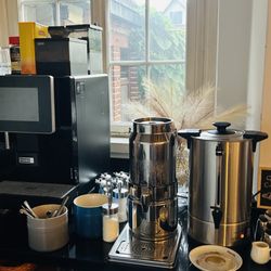 Der Adelshof - Das Interface des Kaffeeautomaten ist dunkel, Filterkaffee gibt es aus dem Warmhalter daneben.