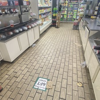 7-Eleven - Cups on ground  Cup with soda laying on the soda fountain - Convenience Stores Near Me - Big Bear Lake, California