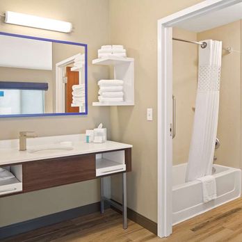 Hampton Inn & Suites Walla Walla - Guest room bath - Hotels Near Me - Walla Walla, Washington